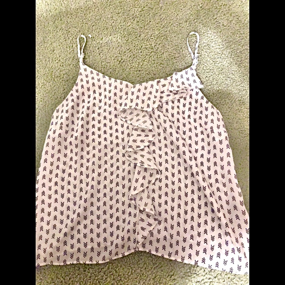 white patterned ruffle tank top 🤍